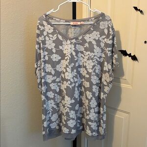EVRI Women's Top in Gray with White Floral Design